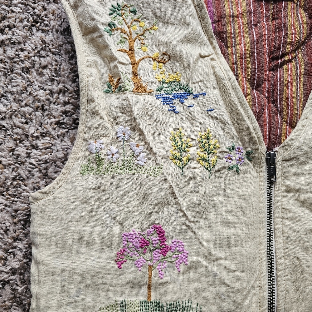 Reclaimed Vintage Embroidered Beige Vest Boho Chic Poet CoreFront Pockets Size S - Picture 3 of 9